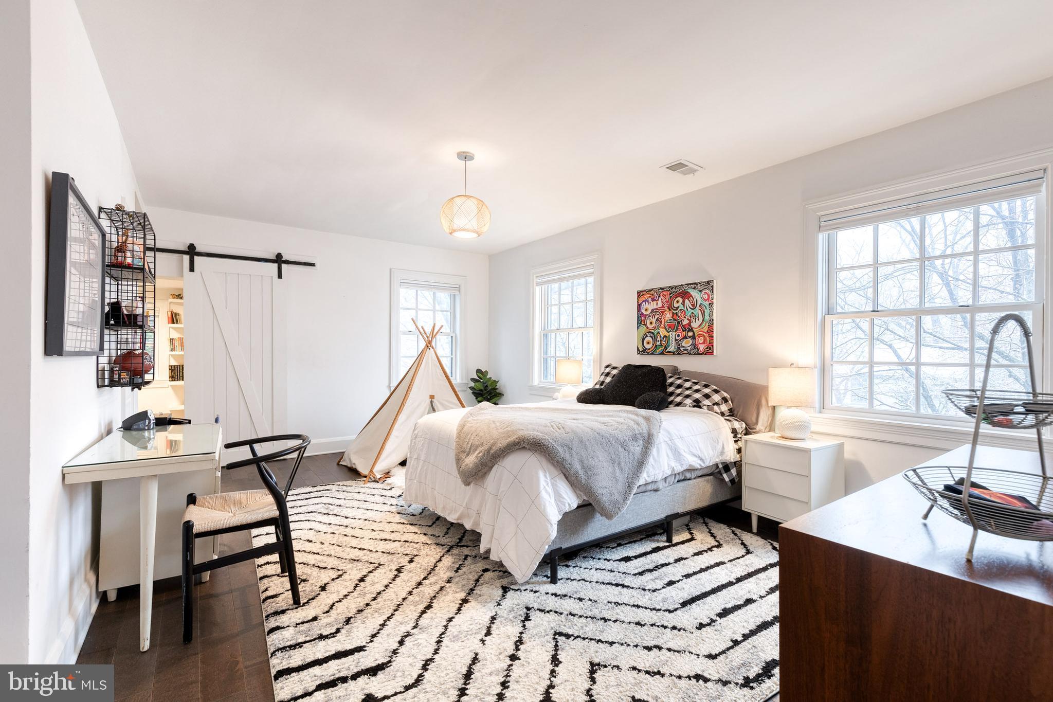 103 Witherspoon Road Baltimore, MD 21212 - Photo 41 of 62 a spacious bedroom with a bed a table and a large window