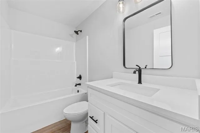 $490,000 | 10 Ellington Drive, Troy, IL 62294