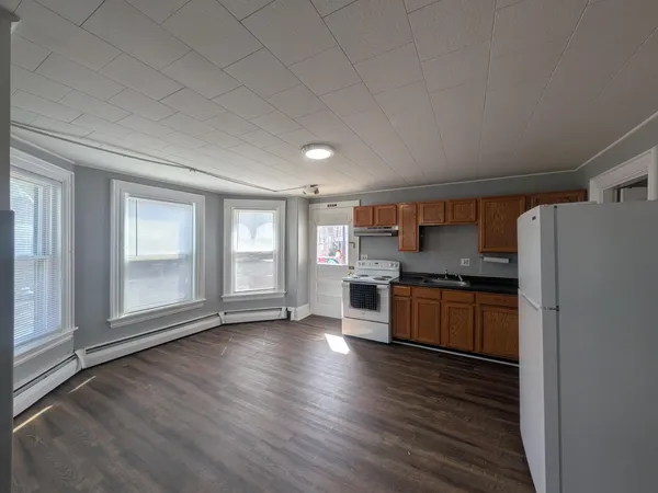 $1,500 | 31 Chestnut Street, Unit A, Claremont, NH 03743