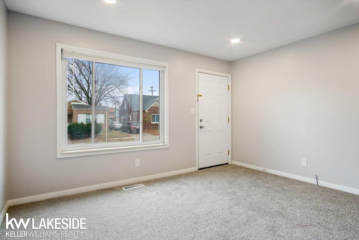 8111 Rivard Avenue Warren, MI 48089 - Photo 5 of 25 50170713-A614CF08-25ED-482B-97B0-630C4A12C7A9.JPG