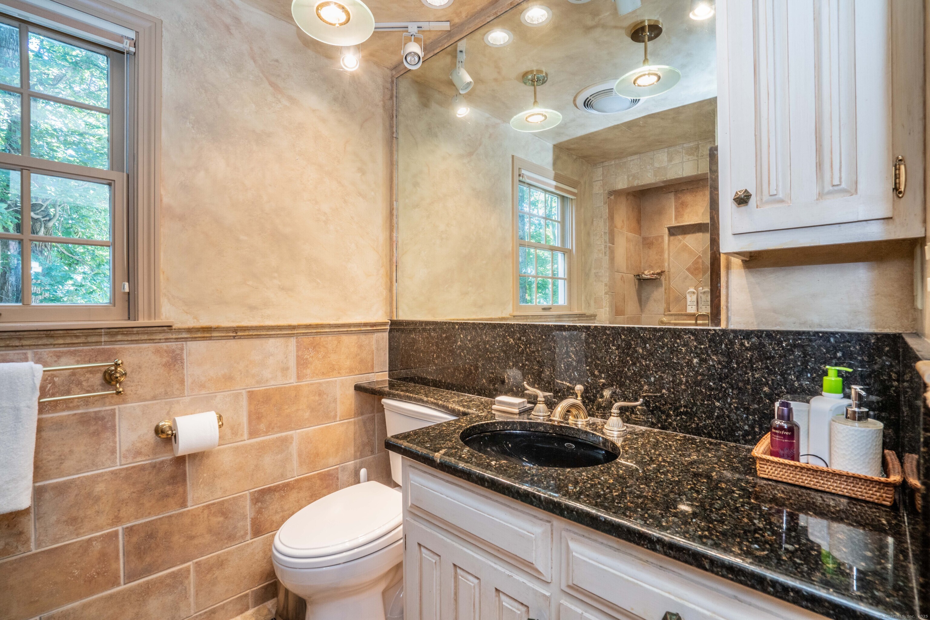 15 Rushleigh Road West Hartford, CT 06117 - Photo 18 of 40