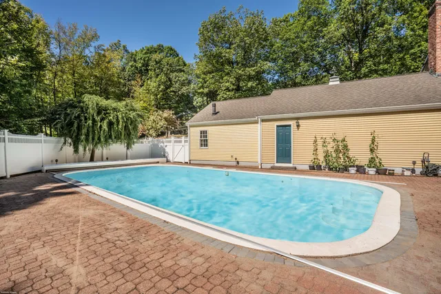 $925,000 | 15 Rushleigh Road, West Hartford, CT 06117