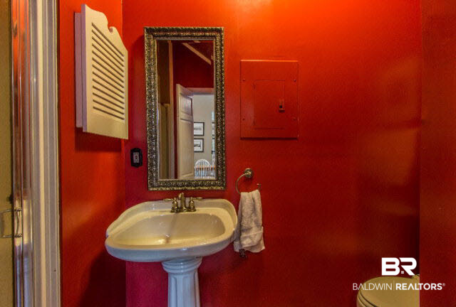 63 South Georgia Avenue Mobile, AL 36604 - Photo 25 of 31 Guest Bathroom