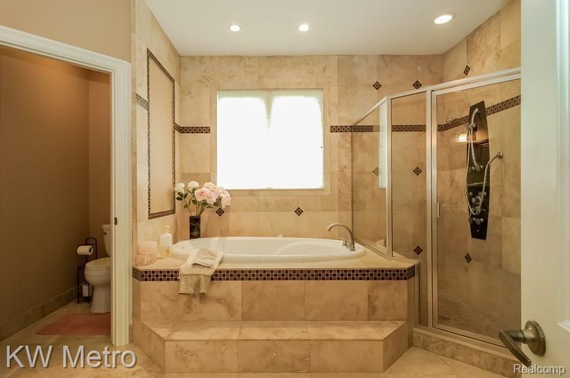 351 Shortridge Avenue Rochester, MI 48307 - Photo 12 of 46 012-Master_Bathroom-958384-mls.jpg