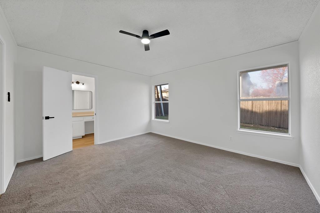 825 Meadowdale Road Arlington, TX 76017 - Photo 9 of 19 an empty room with windows and closet