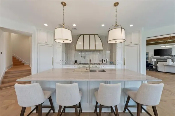 $4,750,000 | 17040 South Highland Ridge Drive, Loch Lloyd, MO 64012