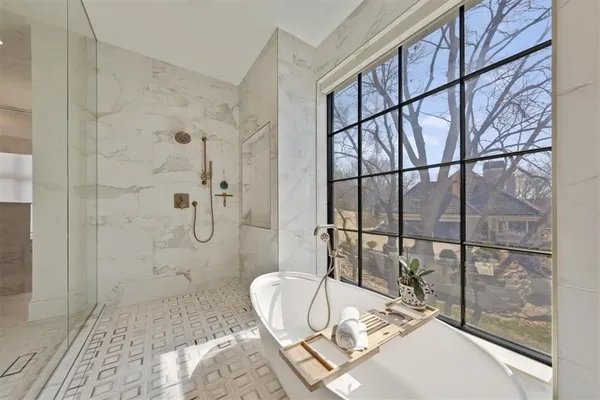 $4,750,000 | 17040 South Highland Ridge Drive, Loch Lloyd, MO 64012