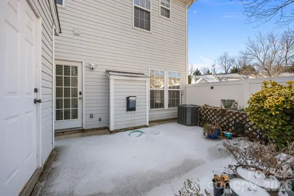 a view of a house with backyard and a garden