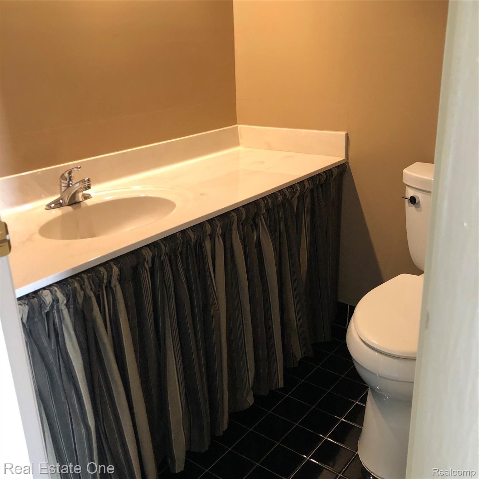 804 Oak Brook Ridge Drive Rochester, MI 48307 - Photo 10 of 24 IMG_6523.jpeg