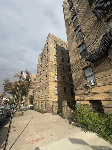 $389,000 | 5005 43rd Avenue, Unit 5H | Woodside