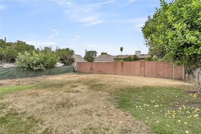 a view of a house with a backyard