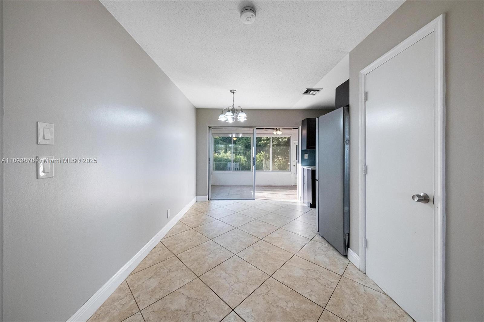 3589 Island Road Palm Beach Gardens, FL 33410 - Photo 21 of 40 a view of a hallway