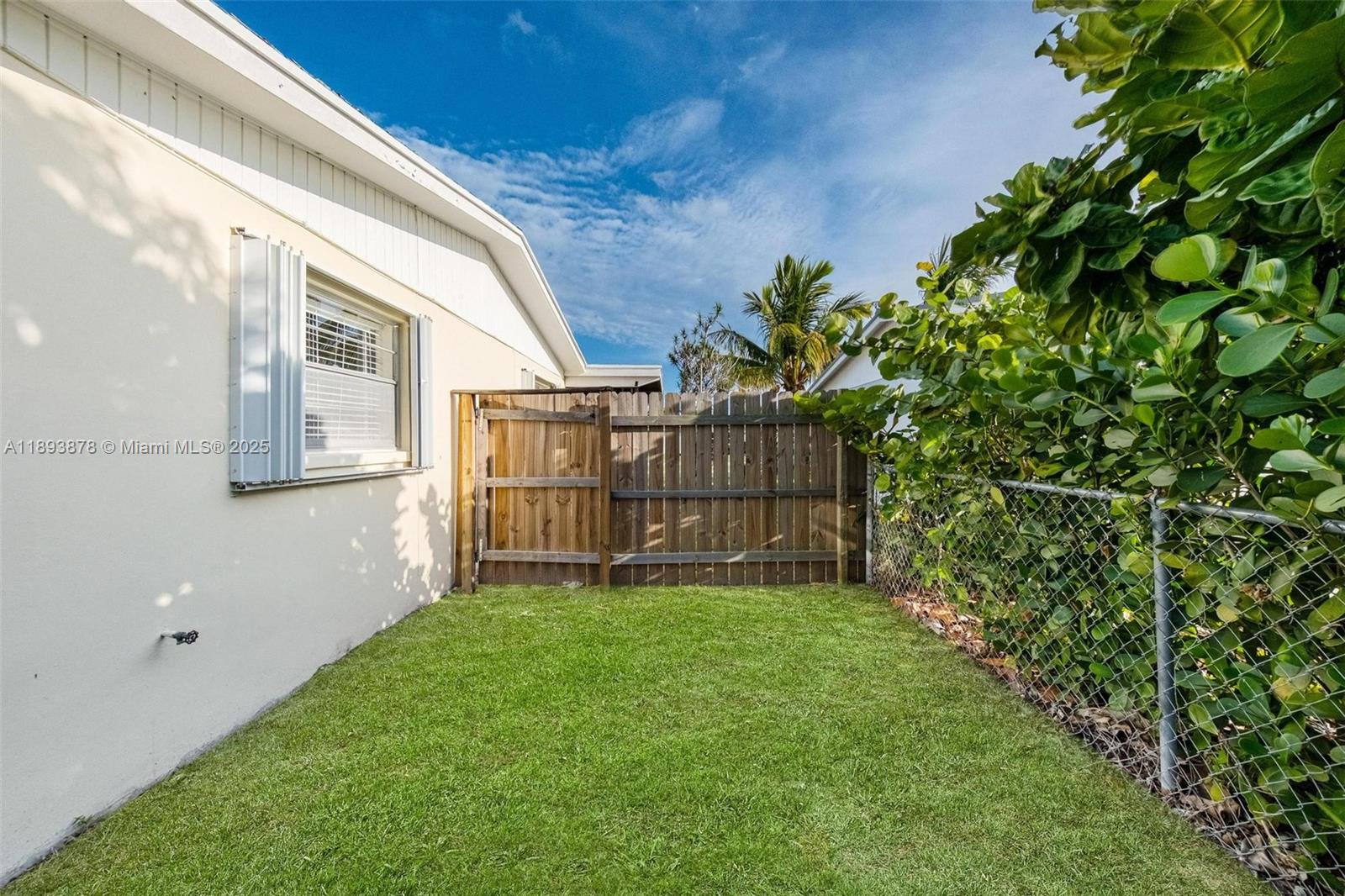 3589 Island Road Palm Beach Gardens, FL 33410 - Photo 33 of 40 a backyard of a house with lots of green space