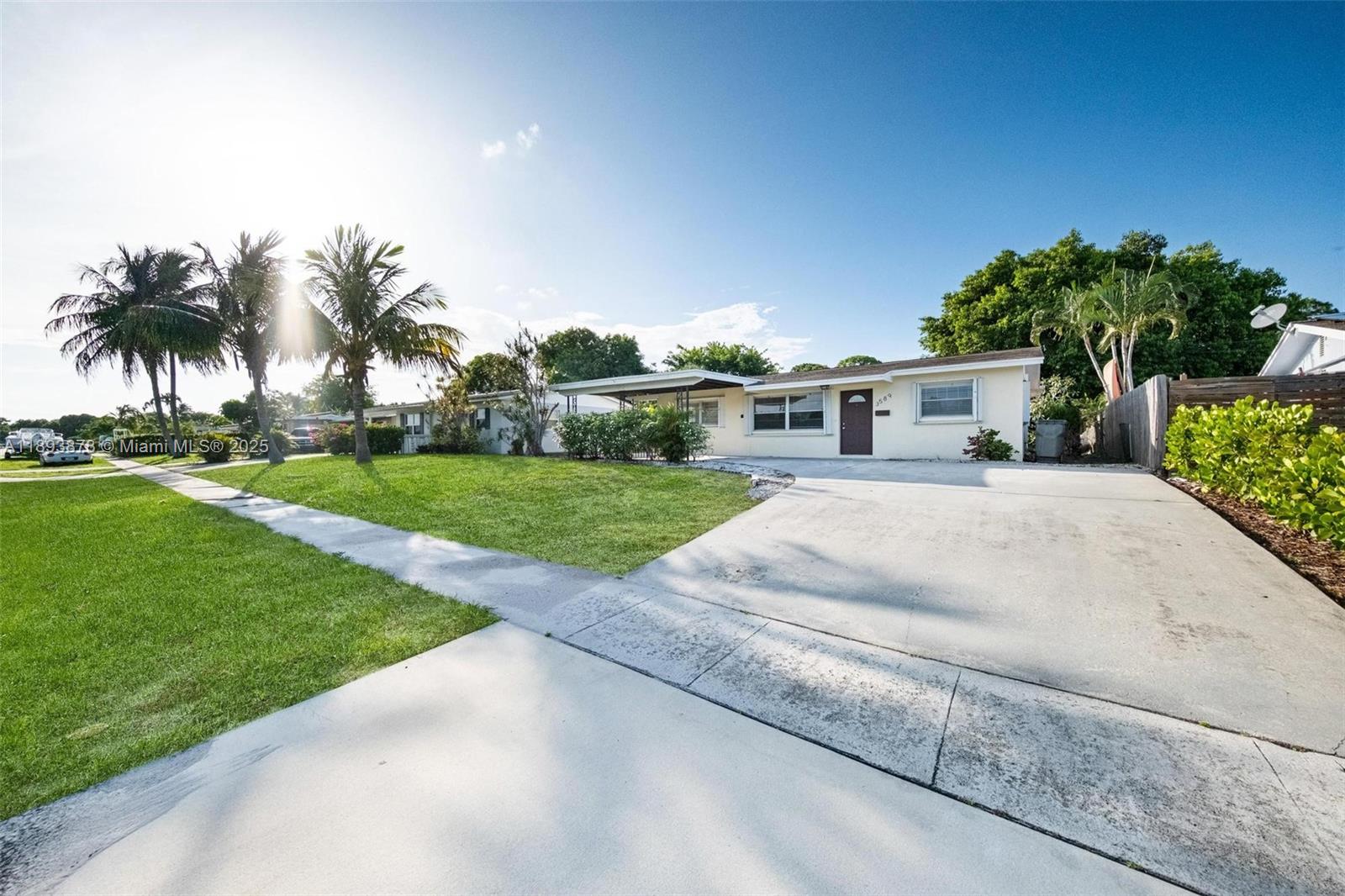 3589 Island Road Palm Beach Gardens, FL 33410 - Photo 4 of 40 a view of a house with a yard