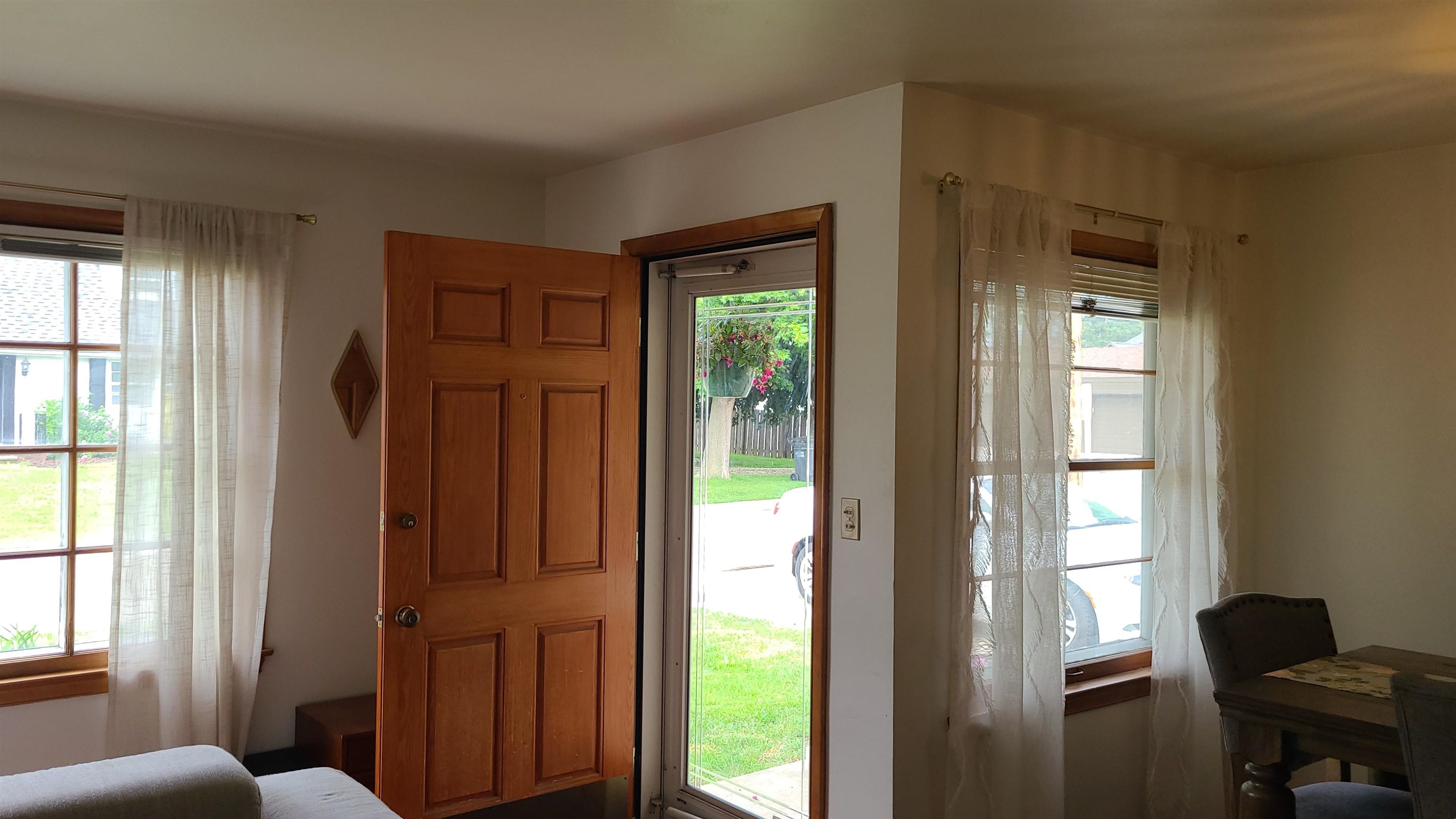 910 Catherine Street Green Bay, WI 54301 - Photo 3 of 27