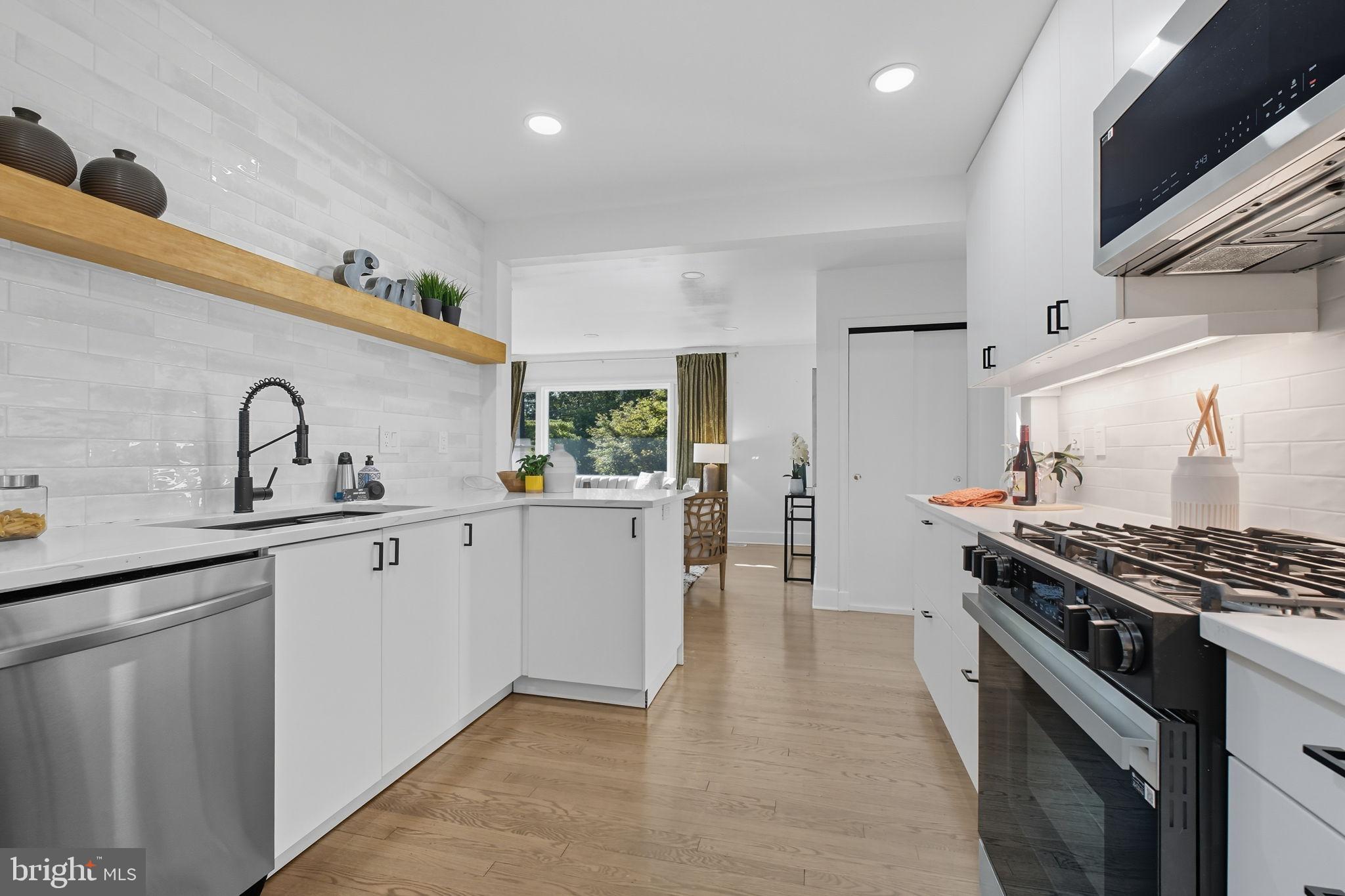 2539 Gallows Road Dunn Loring, VA 22027 - Photo 18 of 43 a kitchen with cabinets and appliances