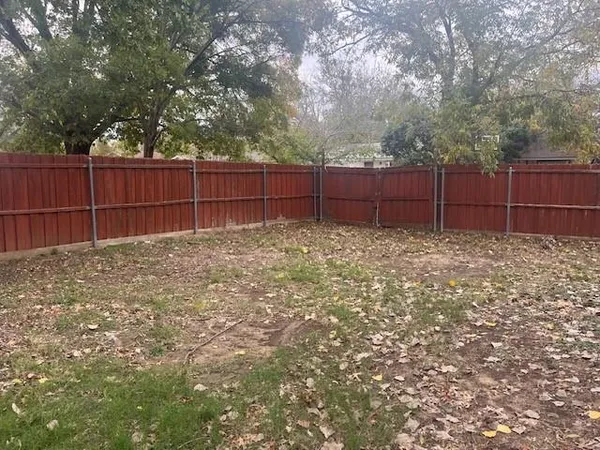 a view of a backyard