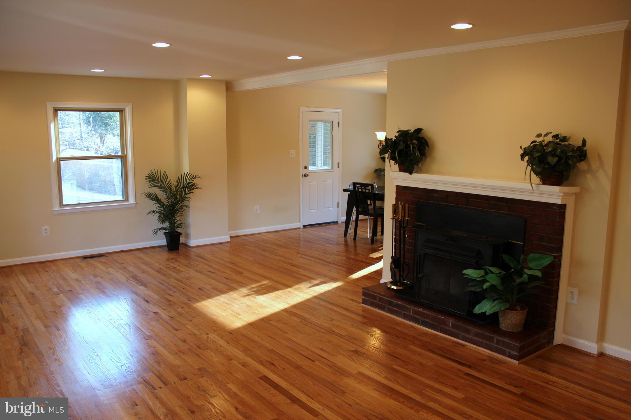 9914 Gunston Road Lorton, VA 22079 - Photo 10 of 29 Living Room