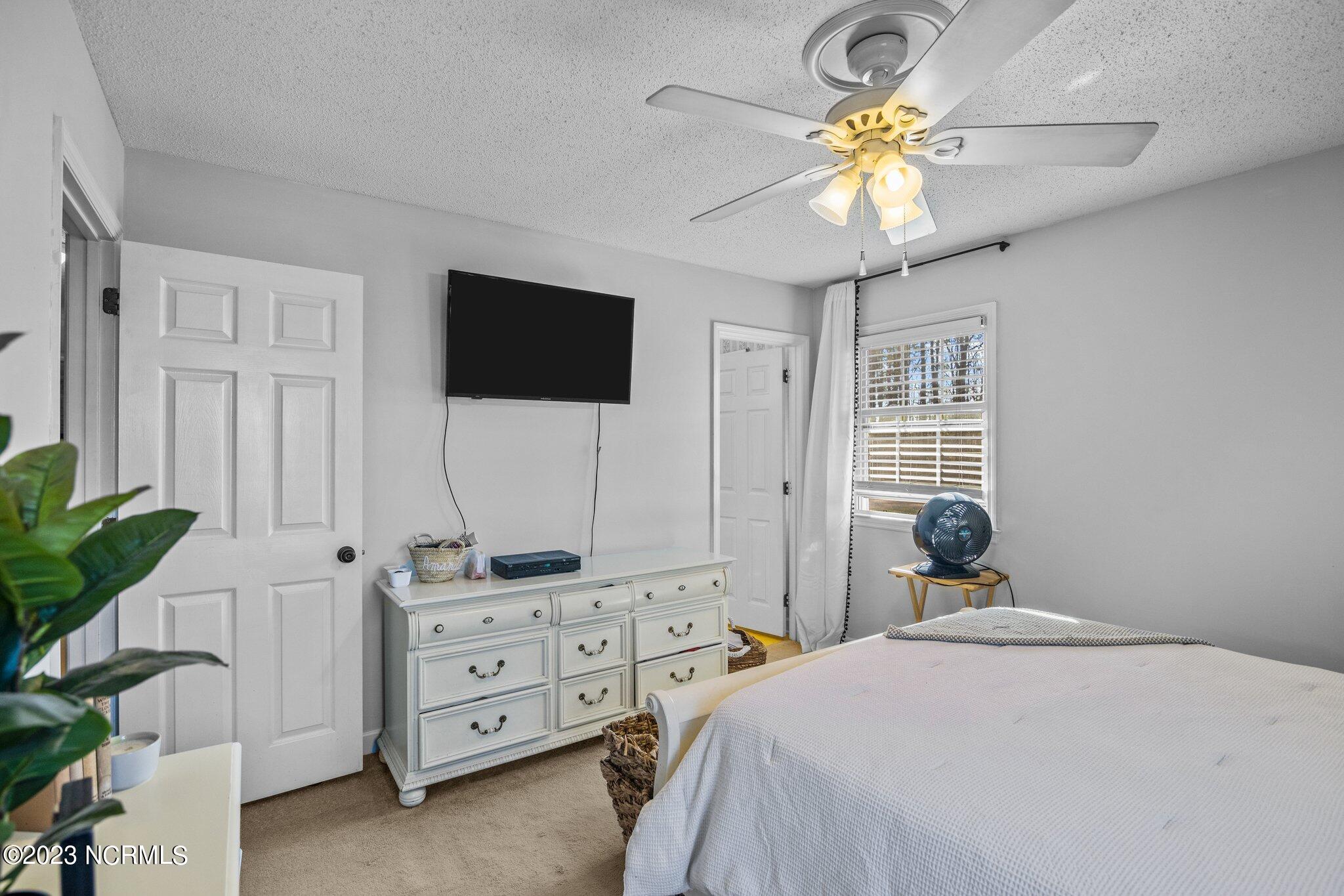 2015 Spring Garden Road New Bern, NC 28562 - Photo 15 of 37 Primary Bedroom
