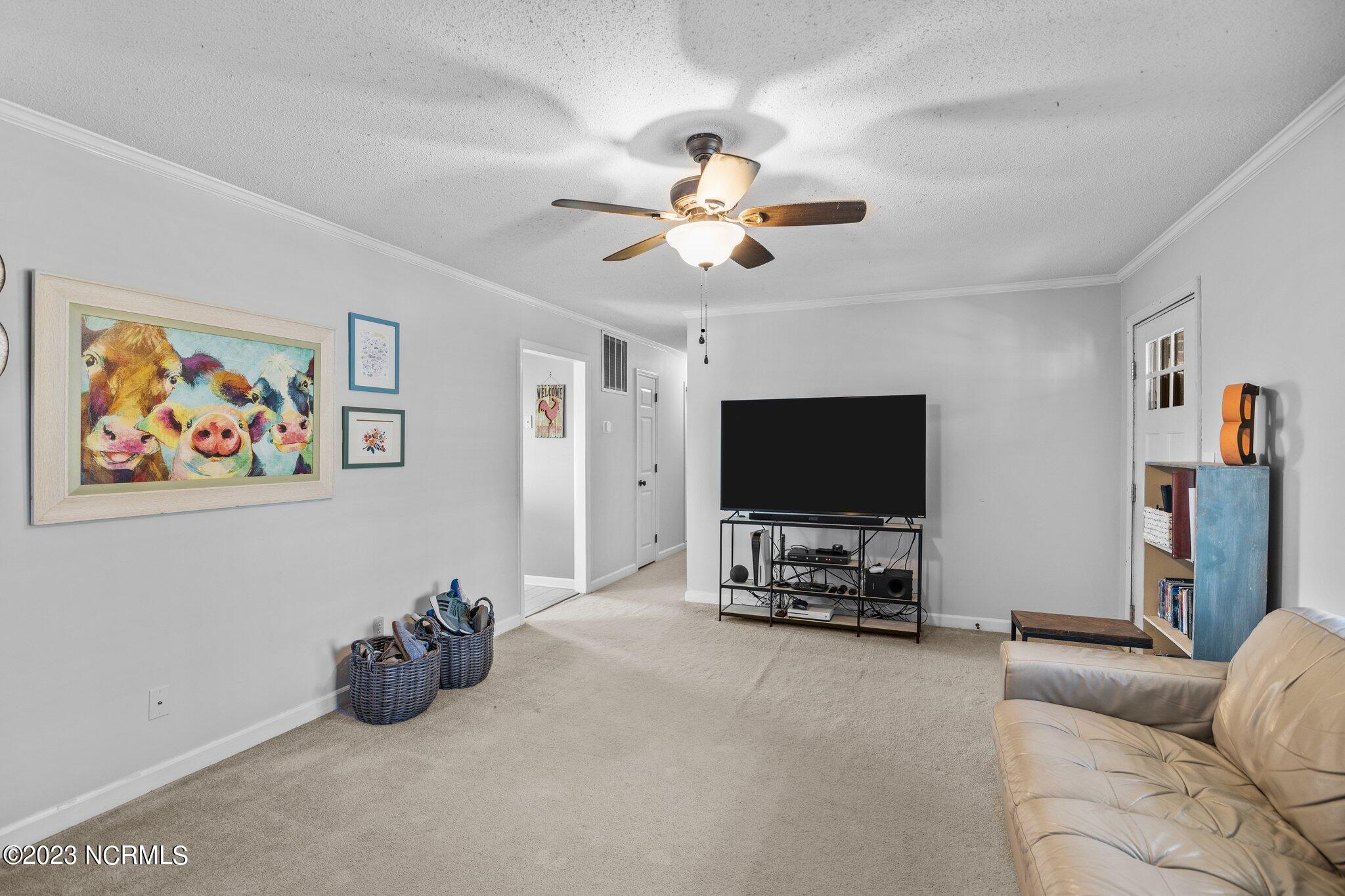2015 Spring Garden Road New Bern, NC 28562 - Photo 8 of 37 Living Space