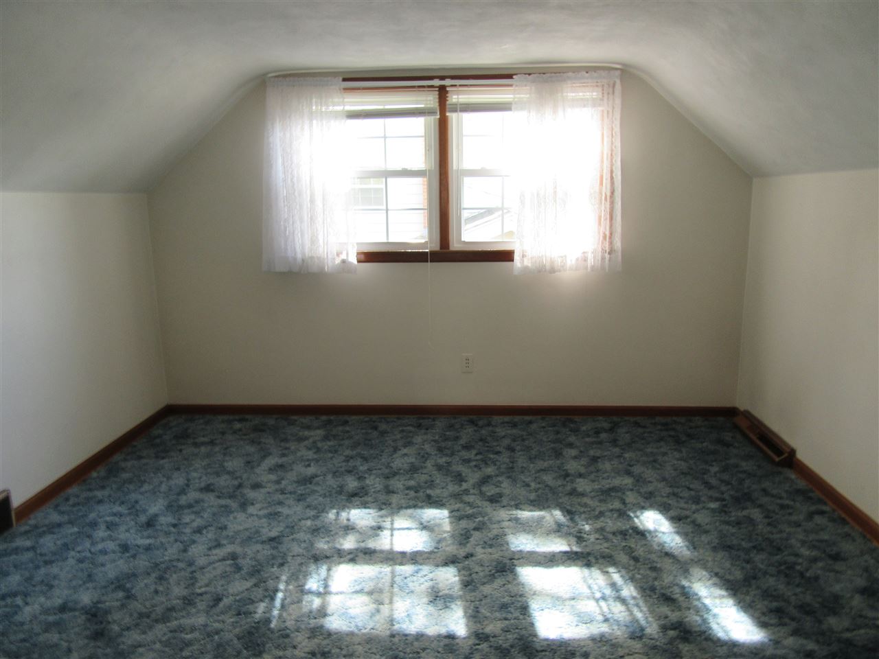 4045 Abbotsford Road Rockford, IL 61107 - Photo 11 of 18 a view of a window in an empty room