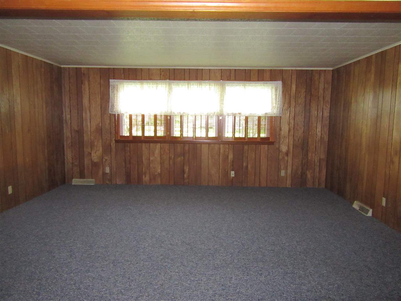 4045 Abbotsford Road Rockford, IL 61107 - Photo 3 of 18 a view of an empty room with a window