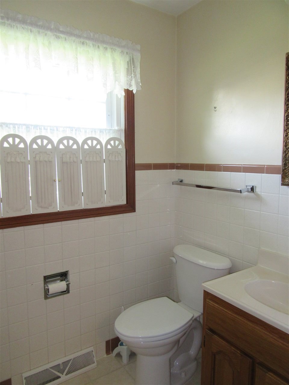 4045 Abbotsford Road Rockford, IL 61107 - Photo 10 of 18 a bathroom with a toilet a sink and mirror