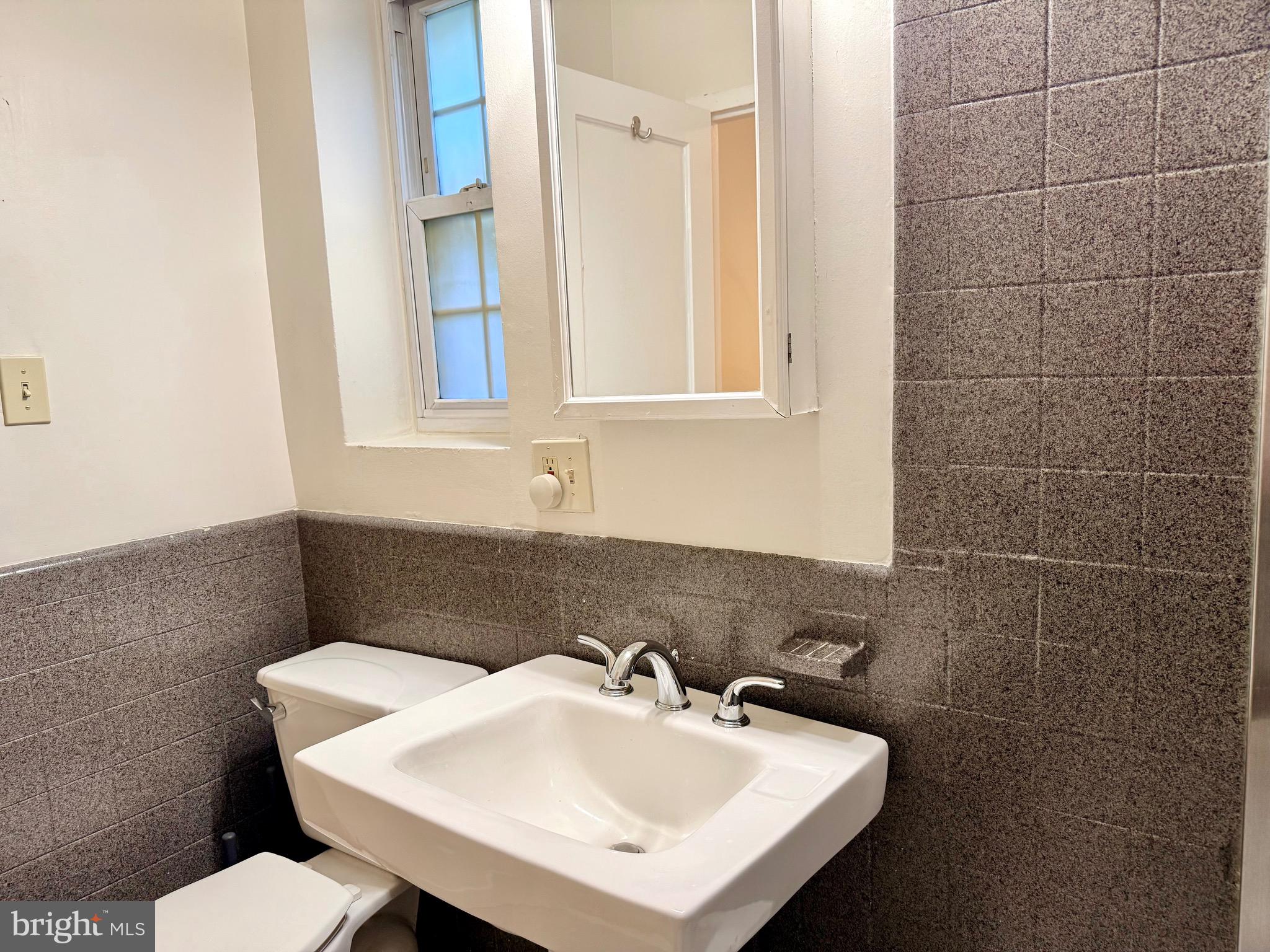 1628 Ripon Place Alexandria, VA 22302 - Photo 10 of 21 Full hall bath