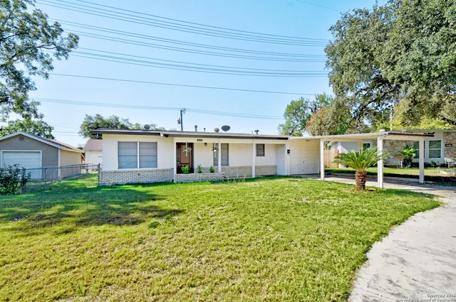 a view of a house with backyard