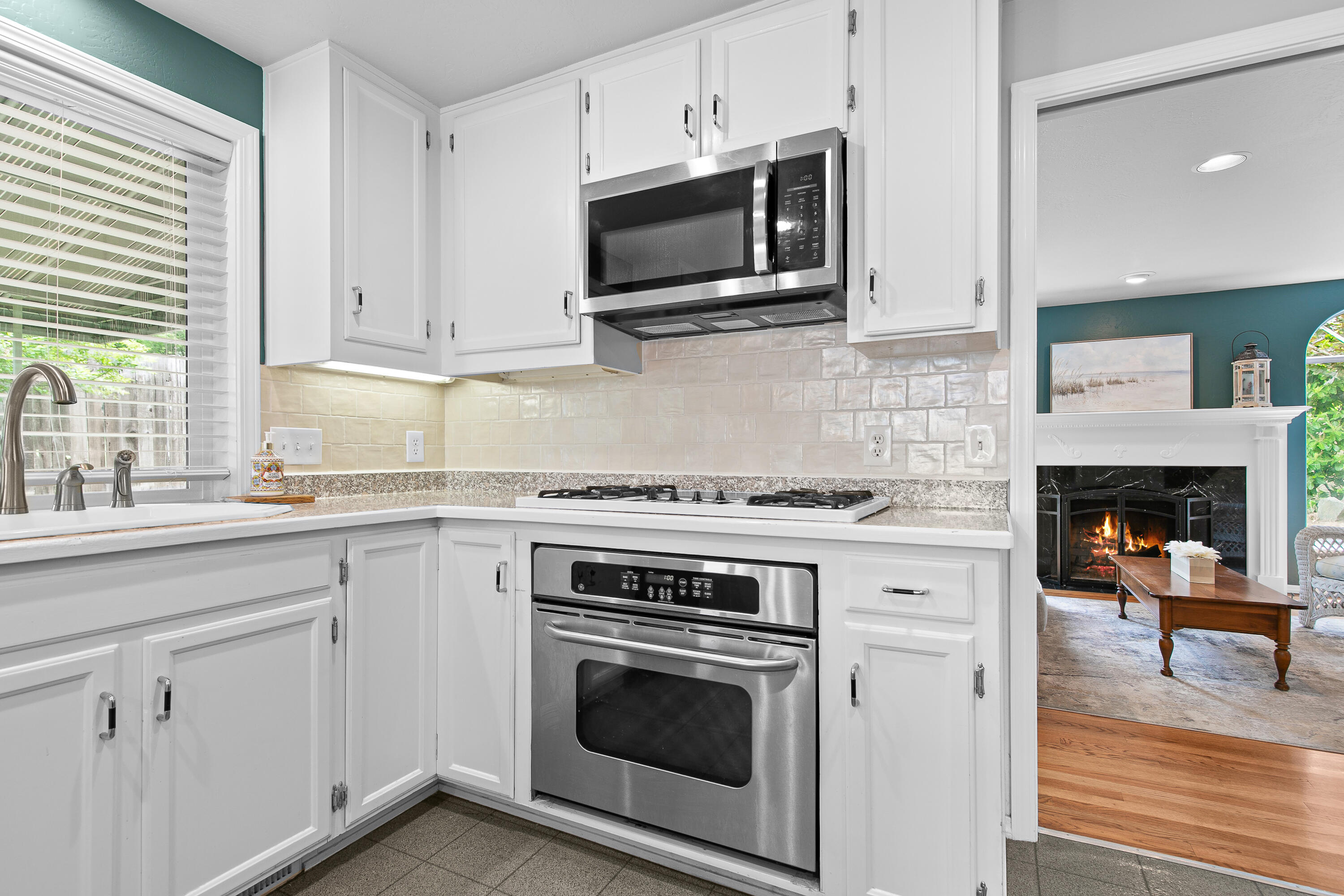 2338 Ridge Way Medford, OR 97504 - Photo 9 of 48 Kitchen - 9