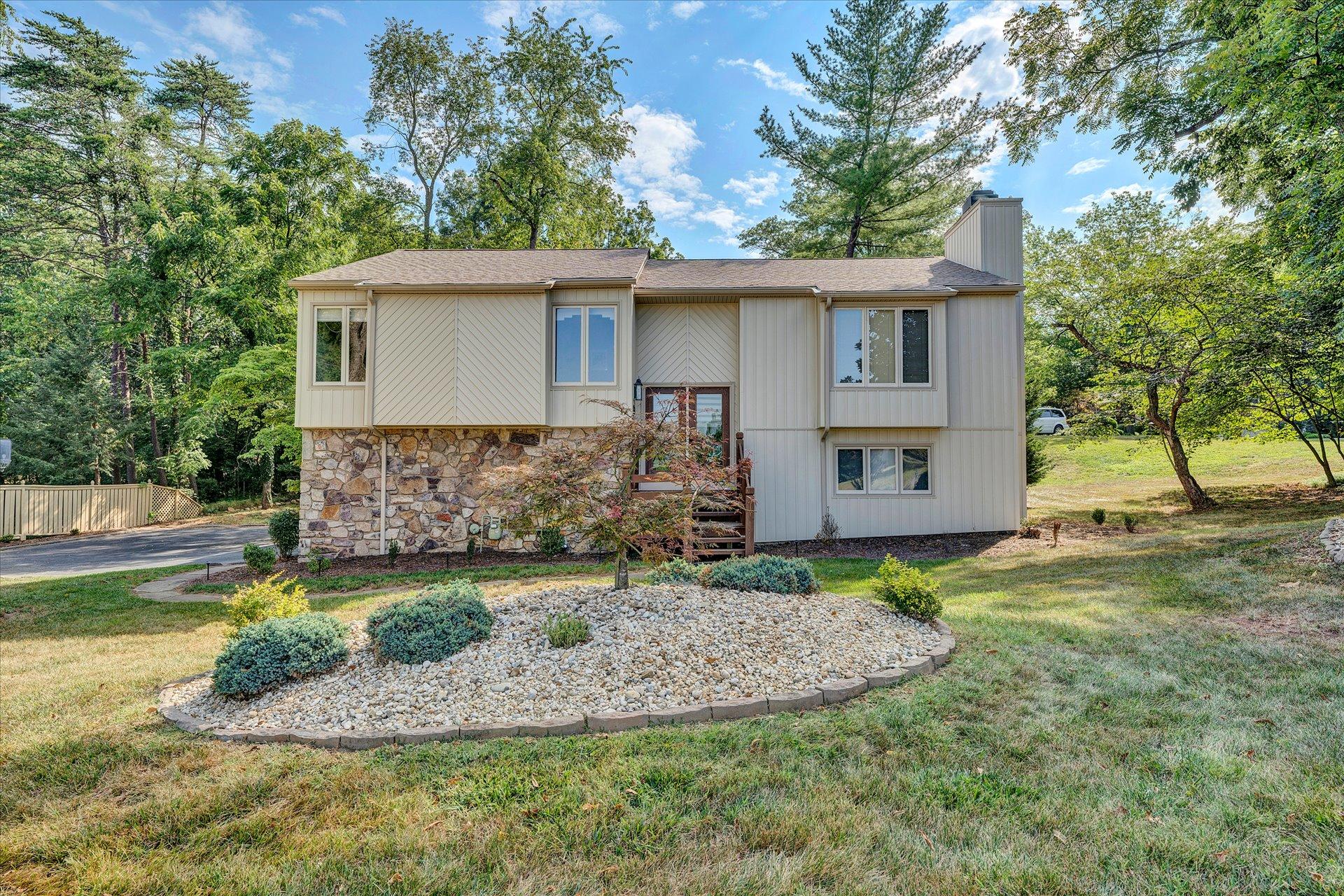 3303 One Oak Road Roanoke, VA 24018 - Photo 1 of 33 front