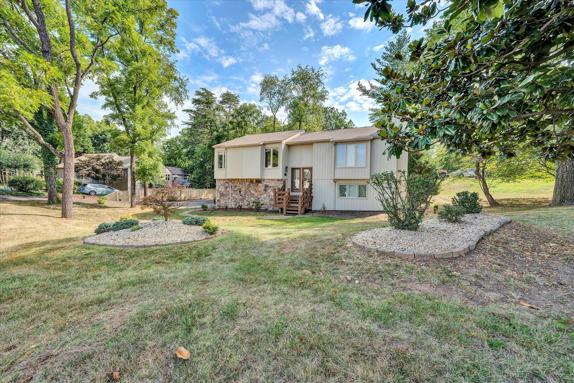 3303 One Oak Road Roanoke, VA 24018 - Photo 2 of 33 03-SGP (3 of 35)