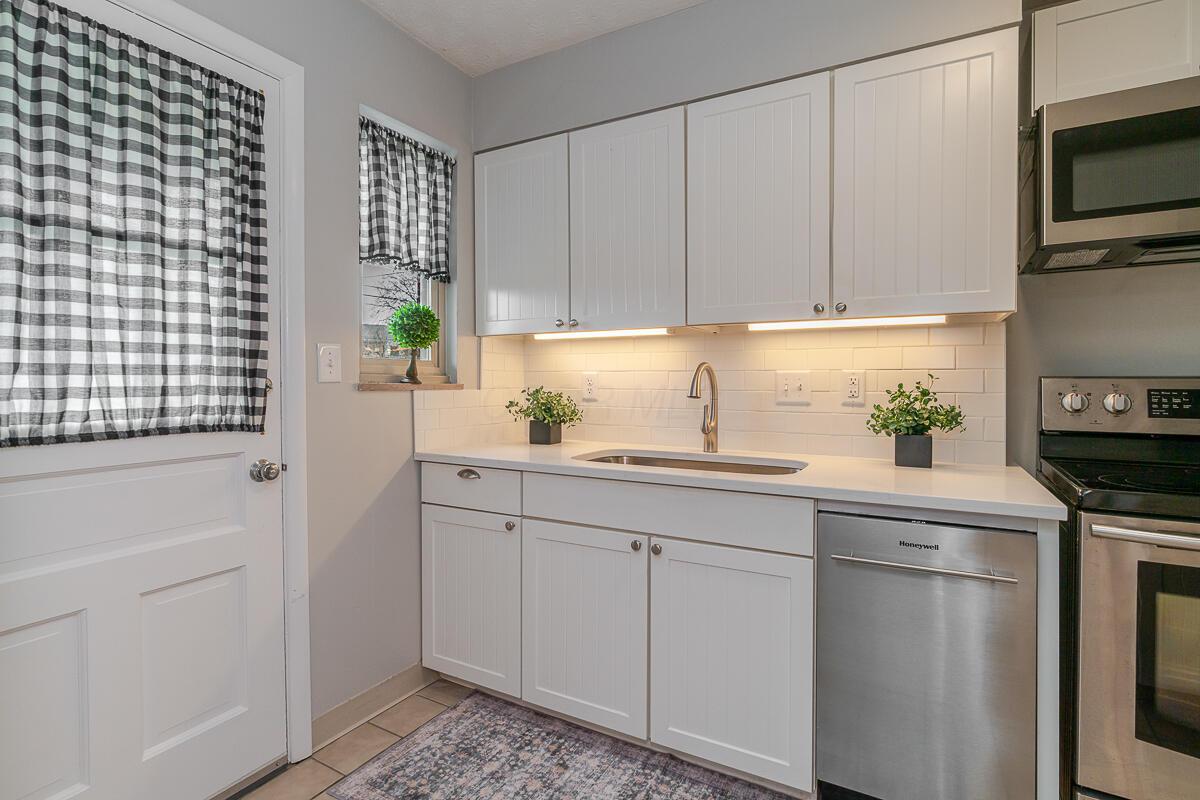 1872 Kentwell Road Columbus, OH 43221 - Photo 11 of 45 Kentwell new quartz counters, lighting,