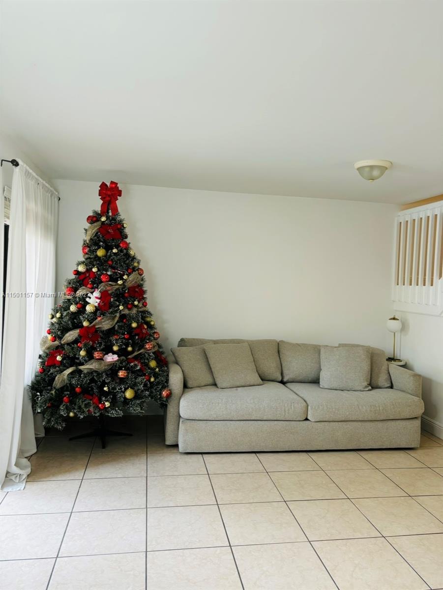 11115 West Okeechobee Road, Unit 181 Hialeah Gardens, FL 33018 - Photo 2 of 31 a living room with furniture and a couch