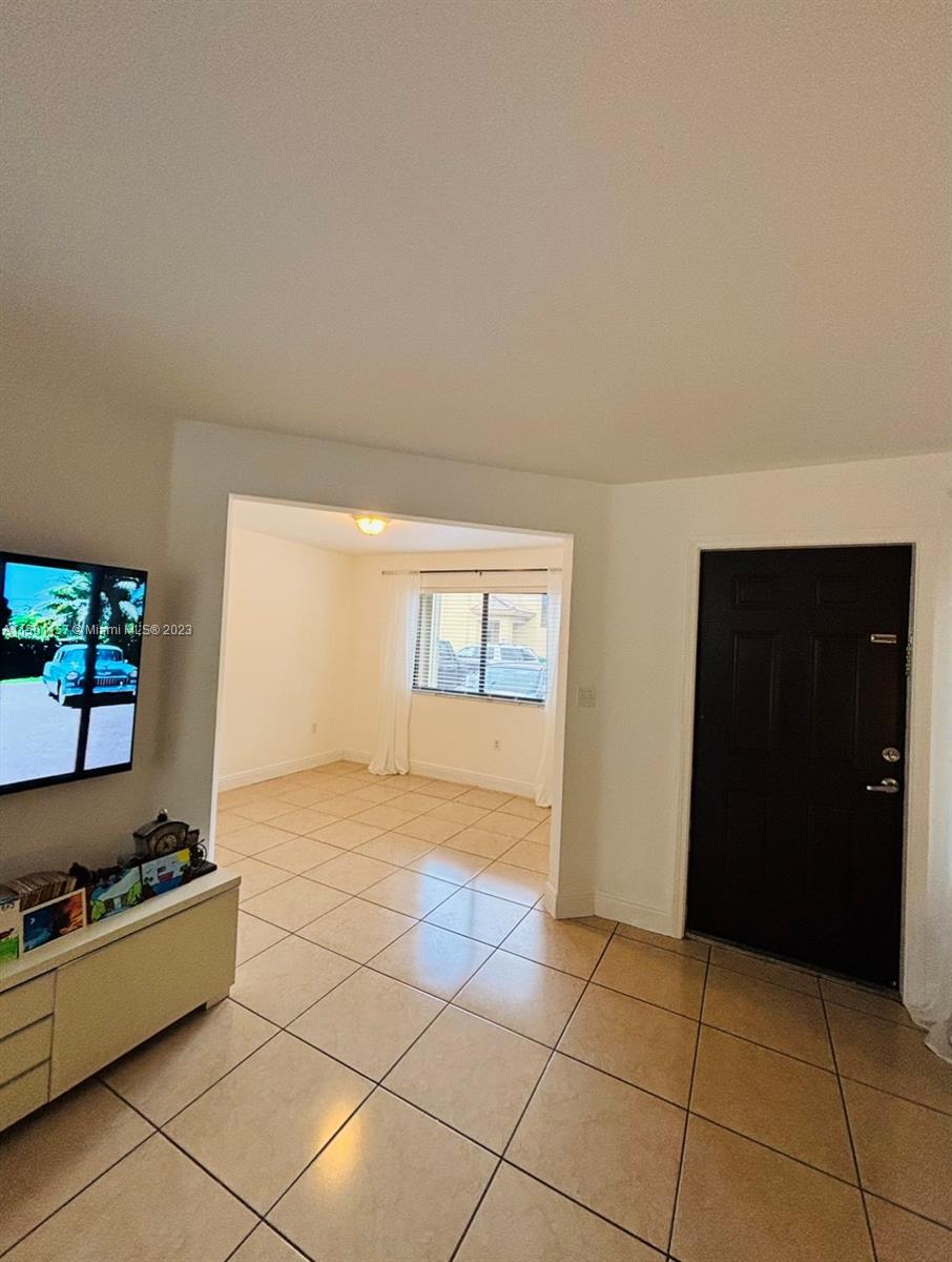 11115 West Okeechobee Road, Unit 181 Hialeah Gardens, FL 33018 - Photo 5 of 31 a view of an empty room and window