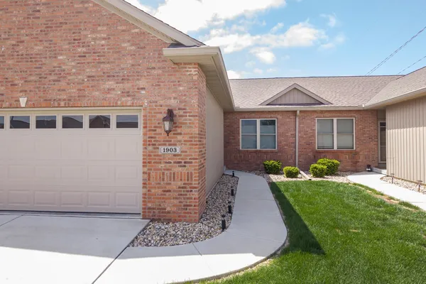 $385,000 | 1903 Dunraven Road, Bloomington, IL 61704