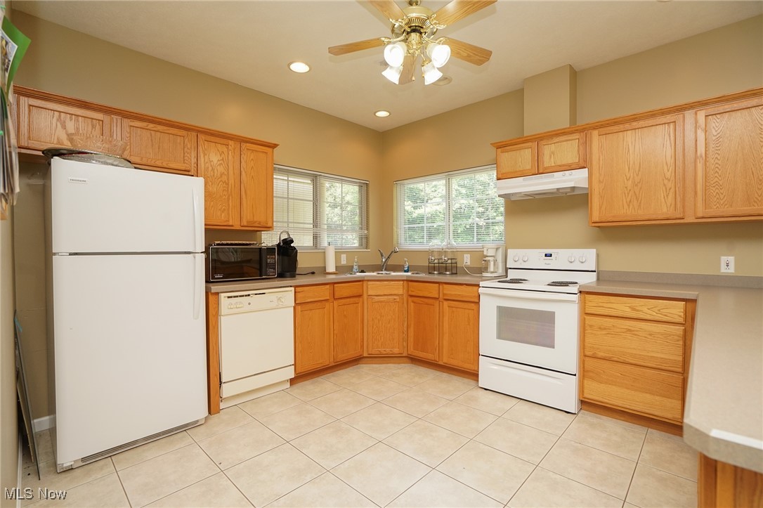 5645 Clingan Road, Unit 22D Struthers, OH 44471 - Photo 27 of 32 Club House Kitchen