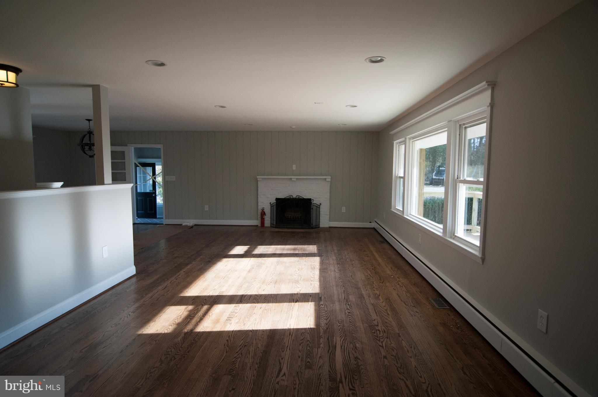 16401 Black Rock Road Darnestown, MD 20874 - Photo 3 of 26 Living Room