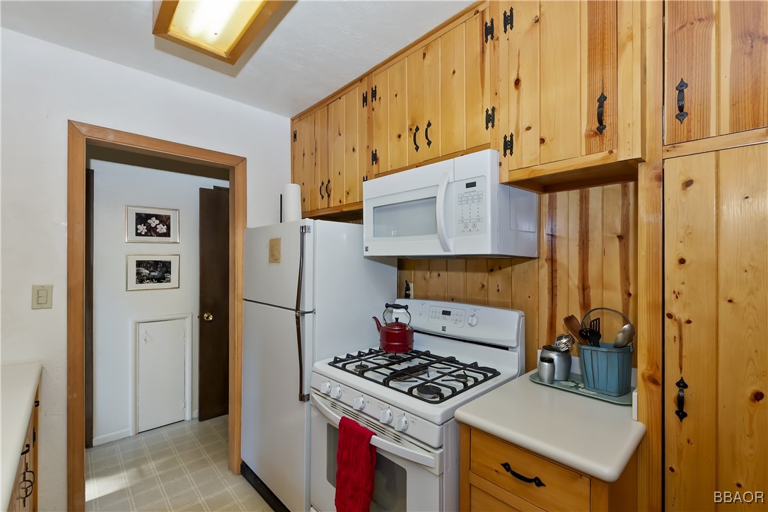 691 Cottage Grove Road Lake Arrowhead, CA 92352 - Photo 15 of 28