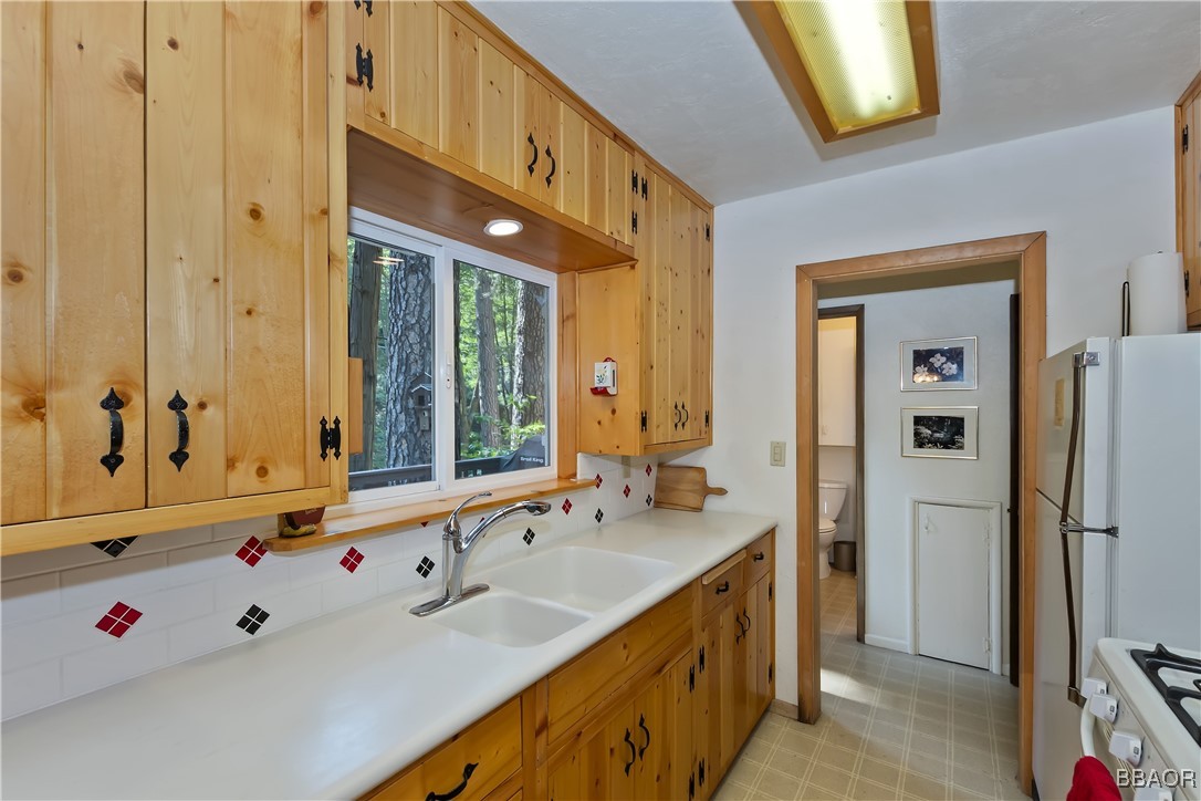 691 Cottage Grove Road Lake Arrowhead, CA 92352 - Photo 16 of 28