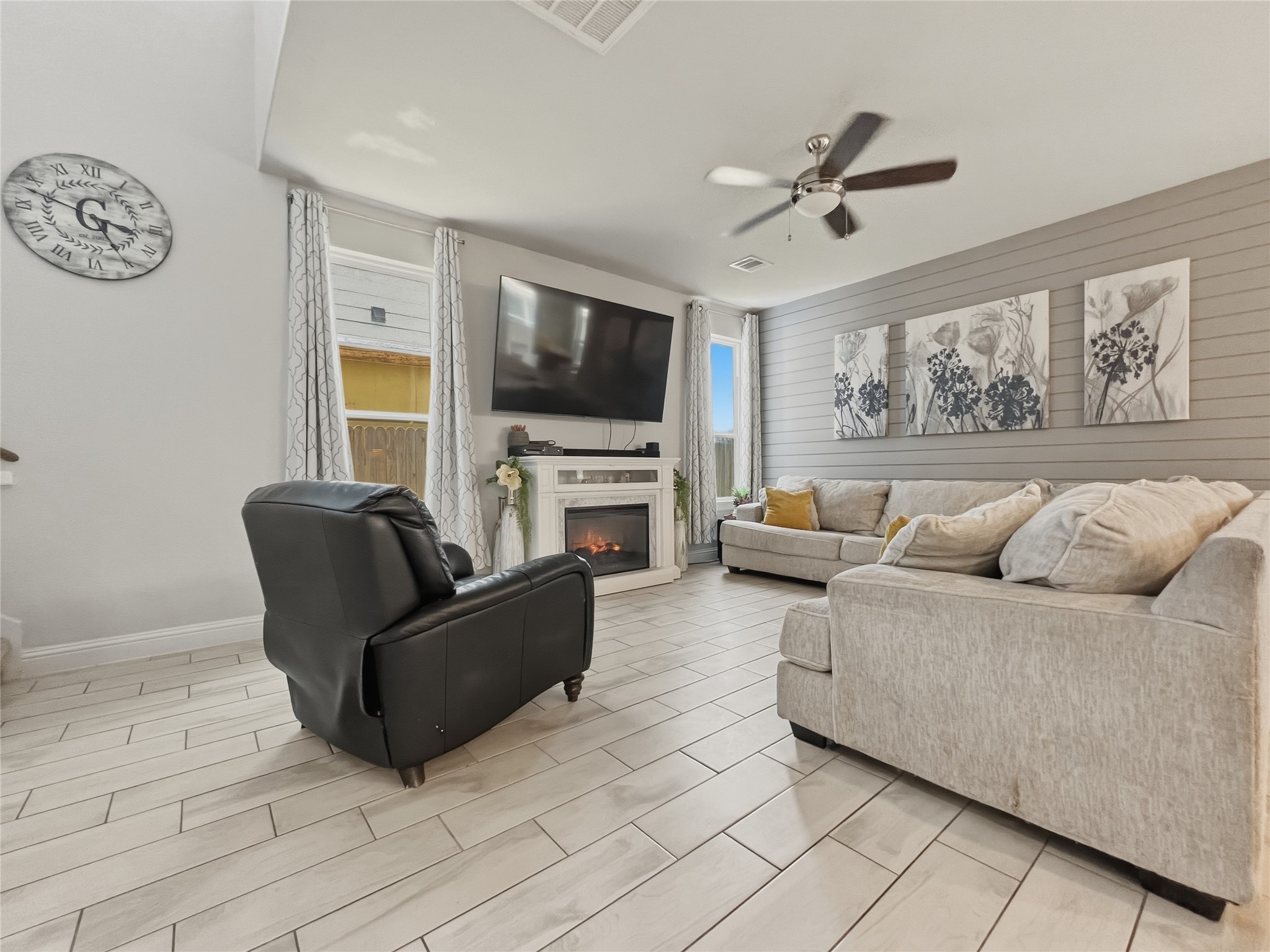 309 Gaida Loop Georgetown, TX 78628 - Photo 6 of 28 The generously proportioned living area boasts soaring vaulted ceiling and stylish tile flooring