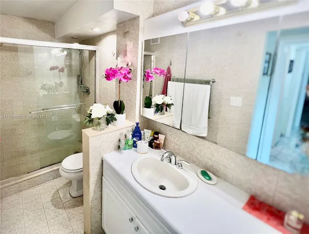 a view of yard with green space