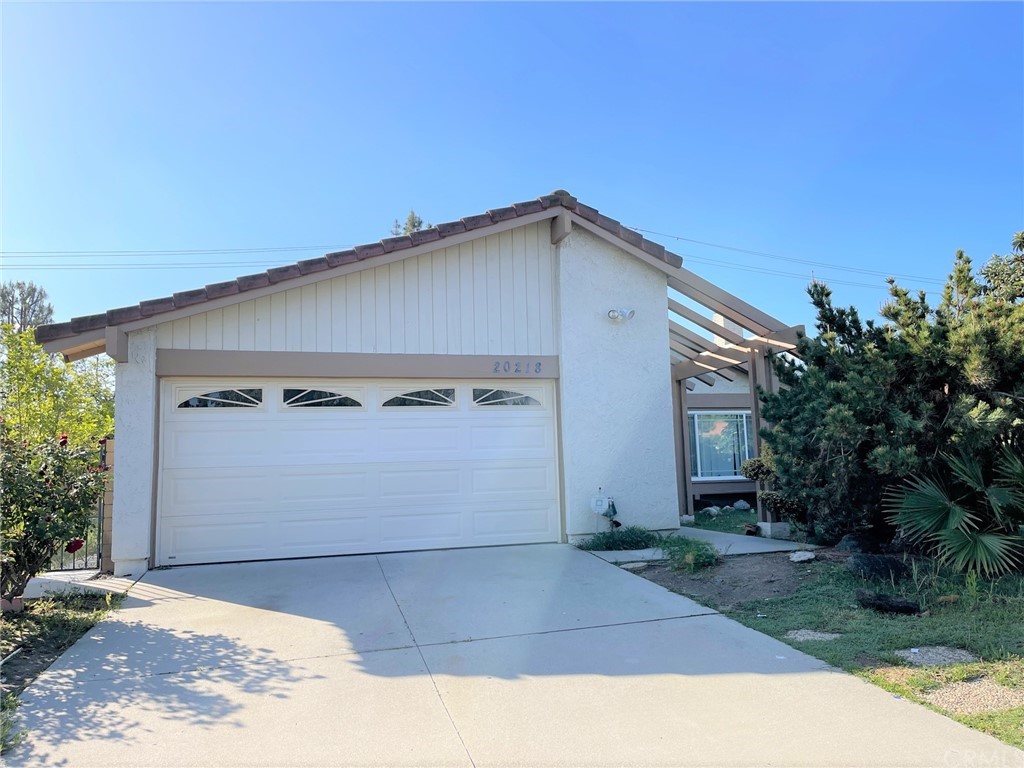 a view of a house with backyard