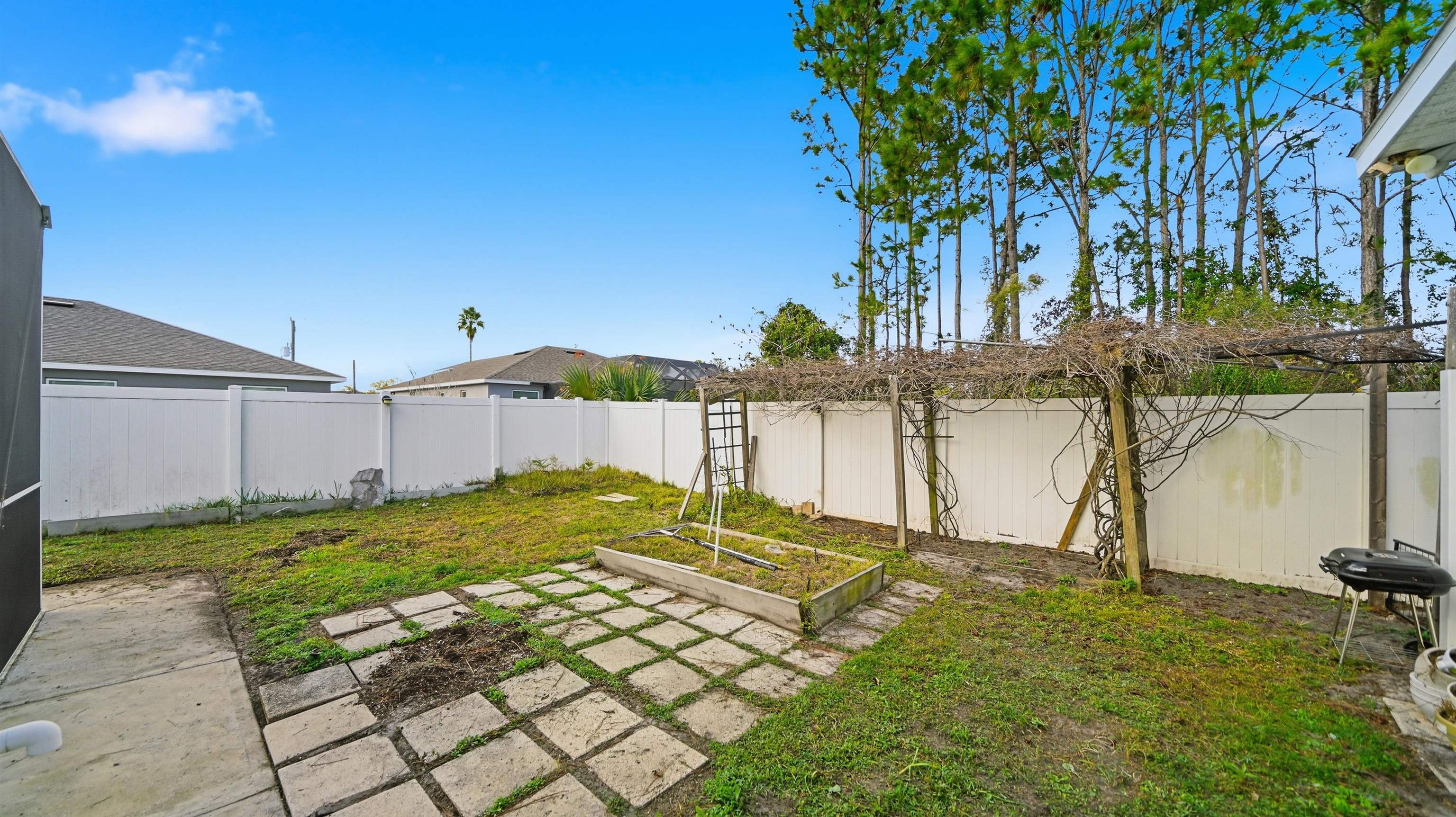 22 Flanders Lane Palm Coast, FL 32137 - Photo 59 of 70 a backyard of a house