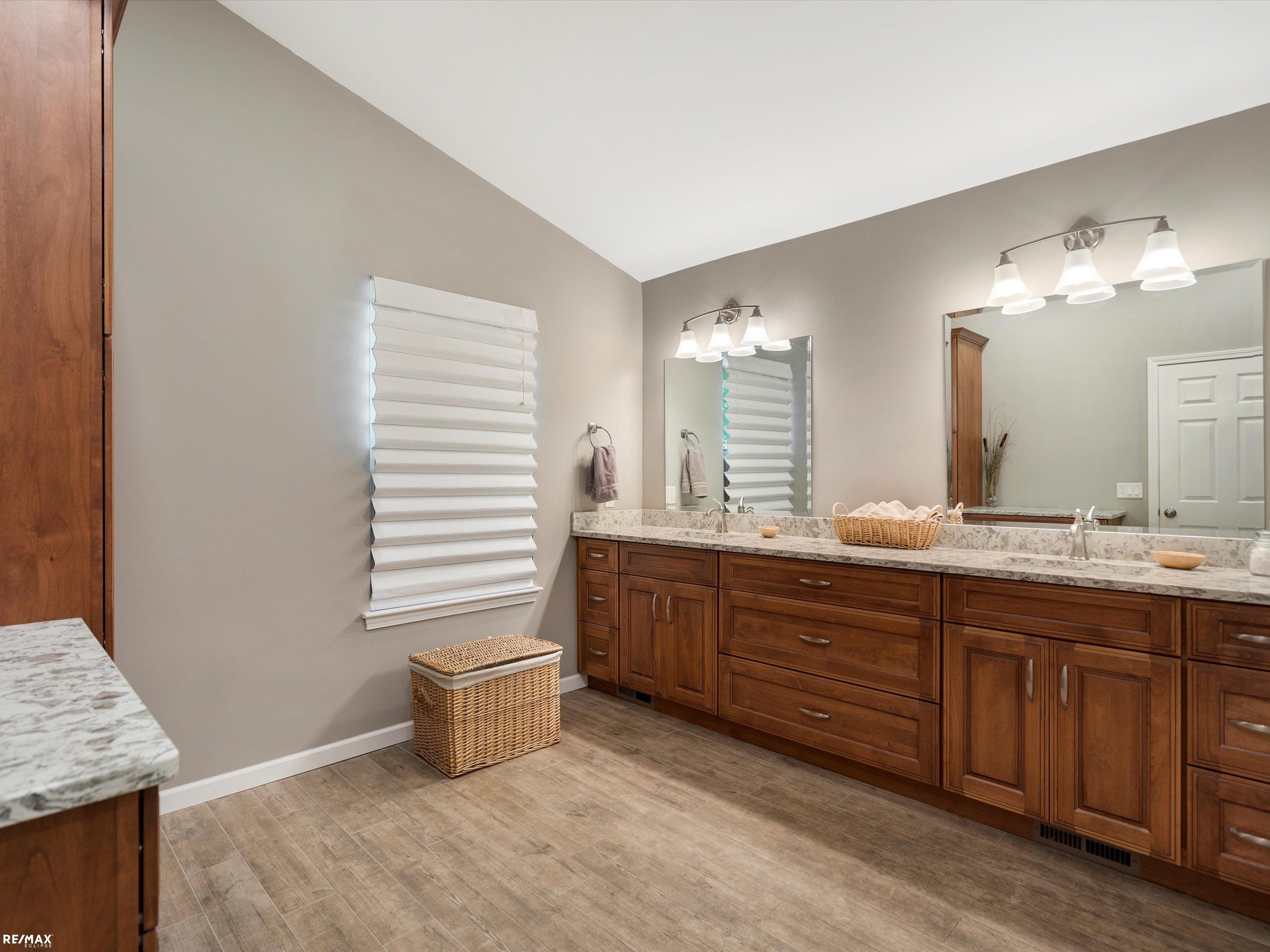 1275 Thames Court Rochester, MI 48307 - Photo 39 of 43 50117277-38.JPG