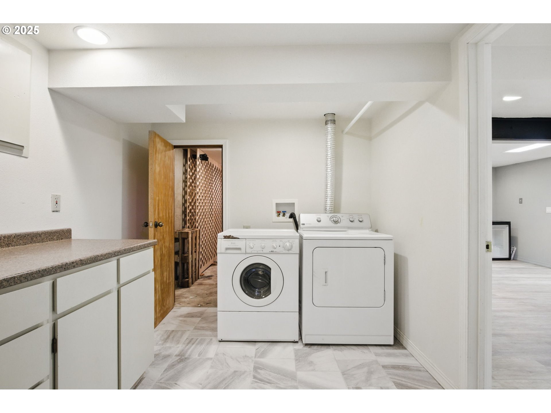 15960 Southwest Roshak Road Portland, OR 97224 - Photo 33 of 48 a utility room with dryer and washer