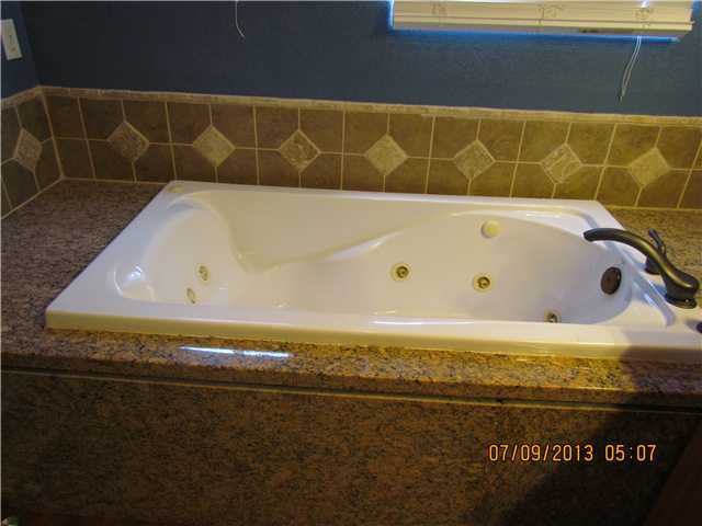 22612 Tombill Road Ramona, CA 92065 - Photo 9 of 16 Master Tub