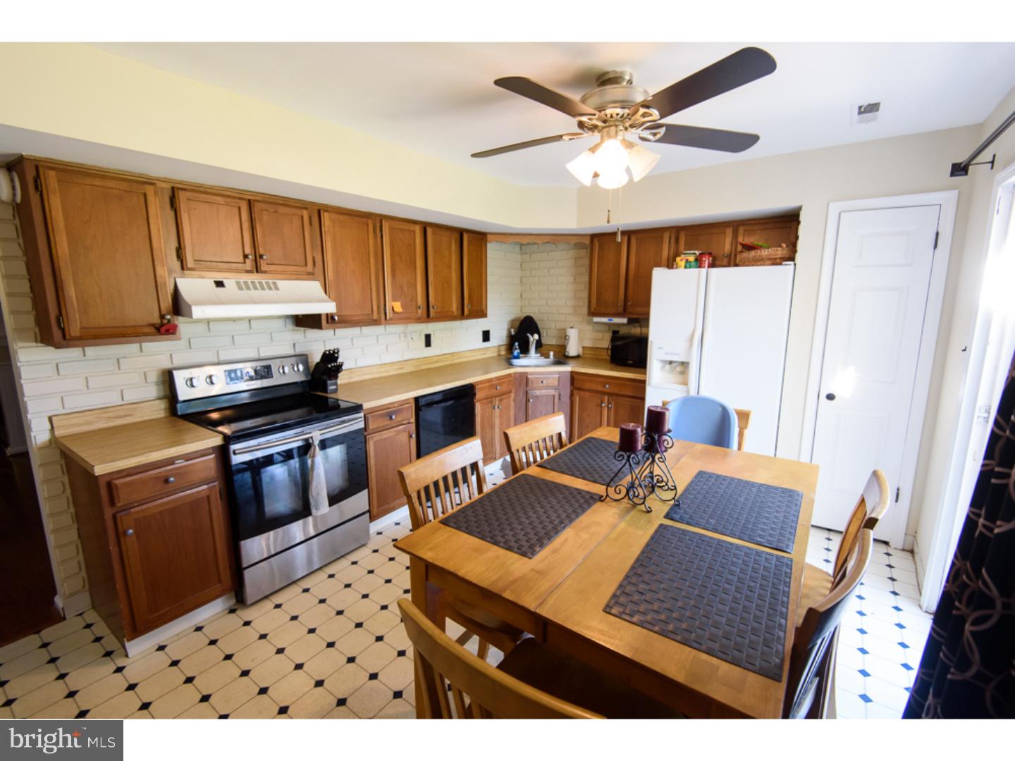 2017 Fort Bevon Road Harleysville, PA 19438 - Photo 5 of 22 Kitchen