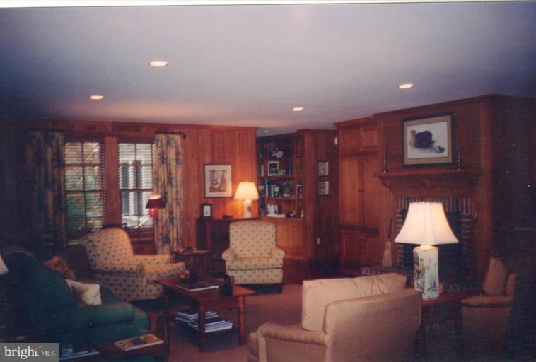 946 Old County Road Severna Park, MD 21146 - Photo 9 of 20 Family Room