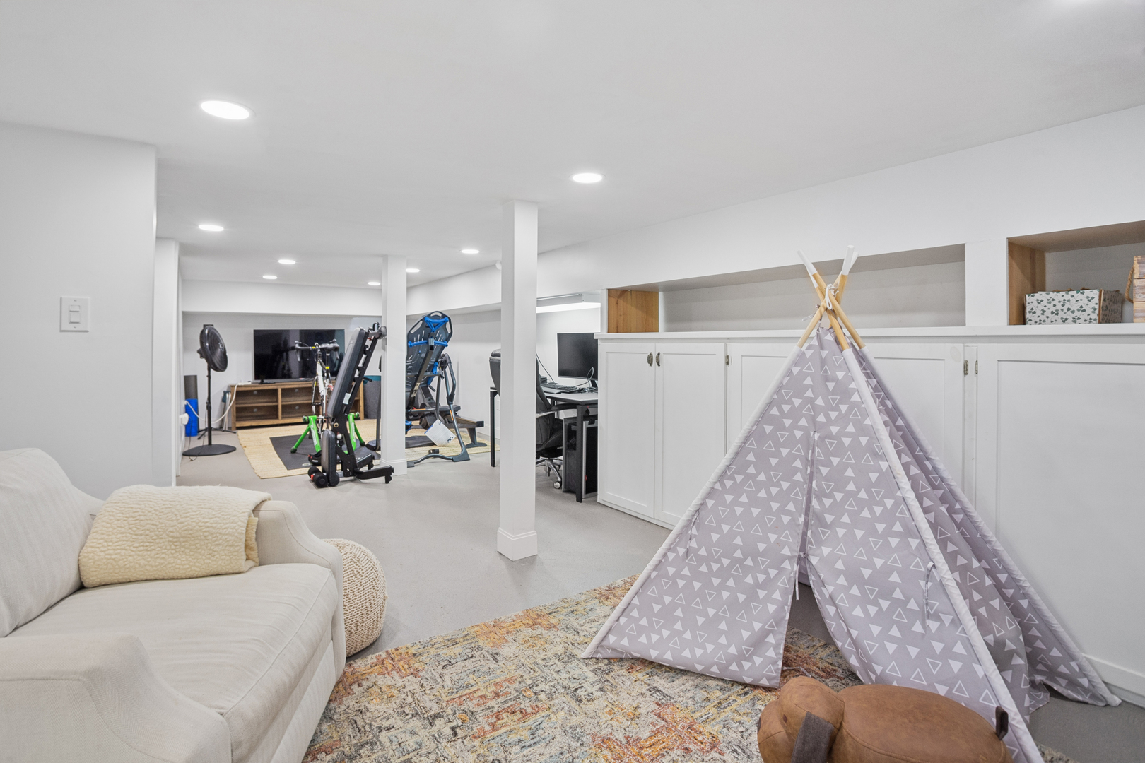 305 North Addison Avenue Elmhurst, IL 60126 - Photo 20 of 29 a living room with furniture and kitchen view